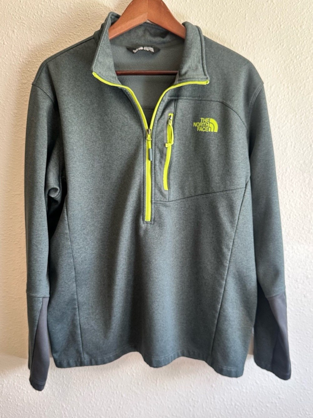 The north face men’s XL quarter zip pullover